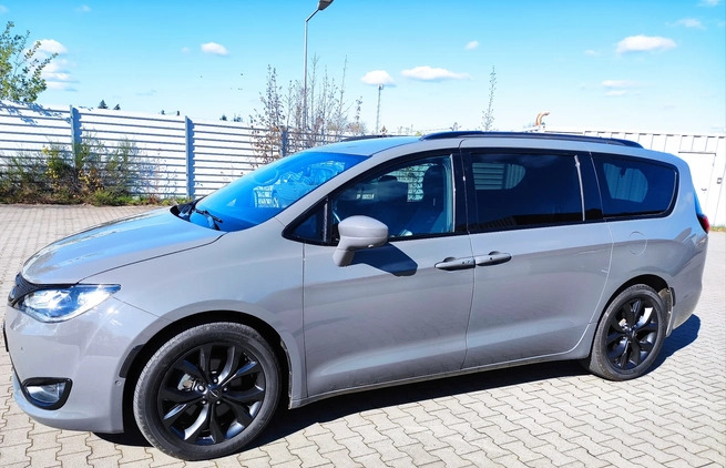 Chrysler Pacifica cena 137900 przebieg: 100000, rok produkcji 2020 z Koszalin małe 667